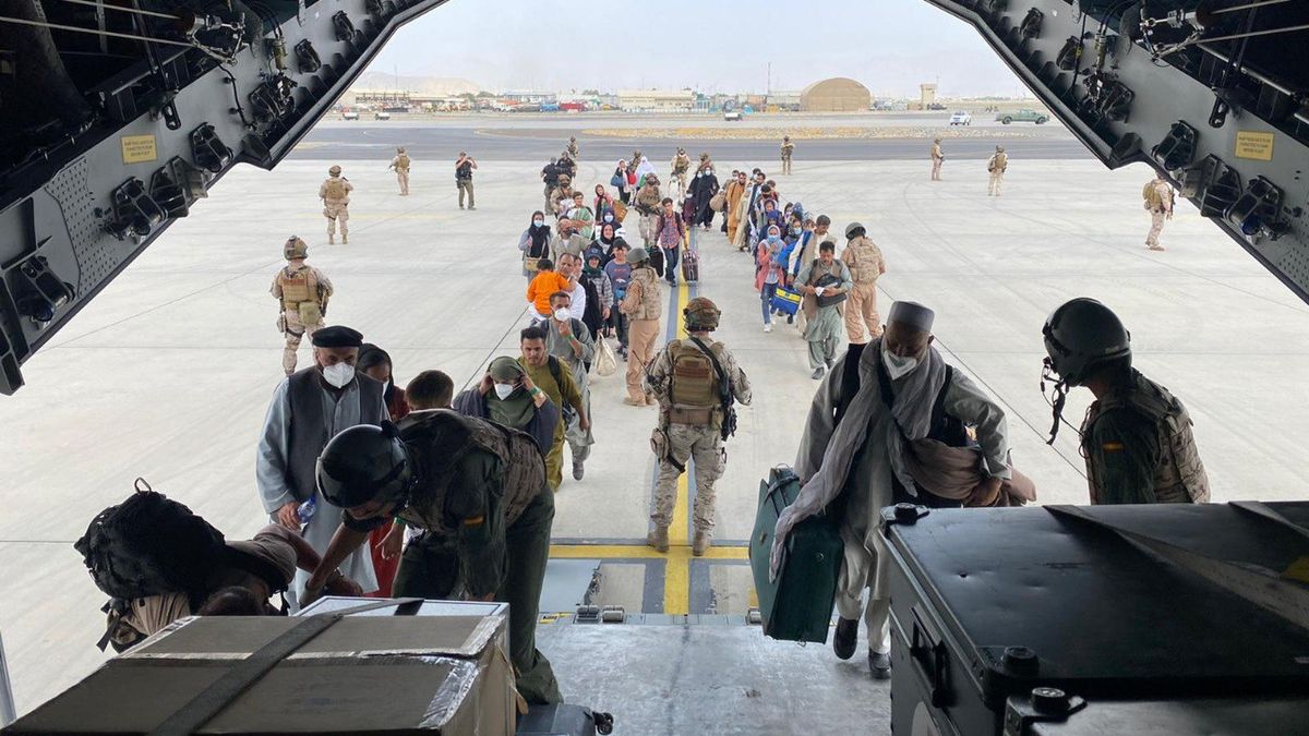 Děti tam házejí přes plot. Zoufalí Afghánci obklopují kábulské letiště